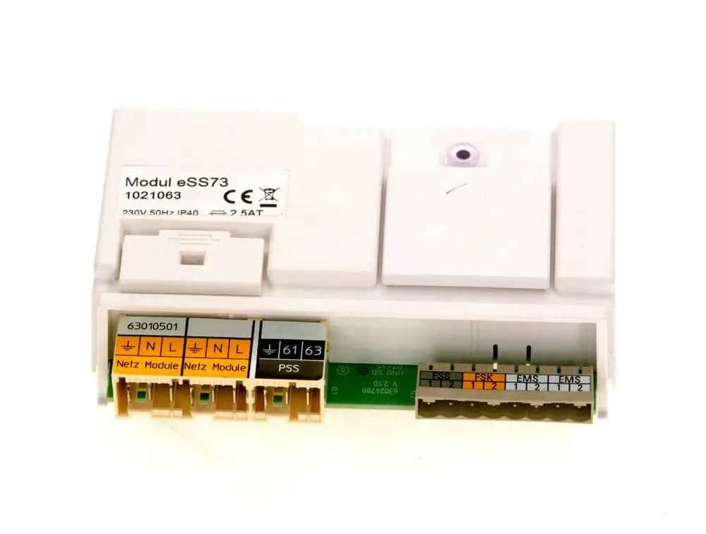 Weißes Bosch-Modul mit mehreren Anschlussklemmen und technischen Informationen, montiert für Einsatz in einem elektrischen System.